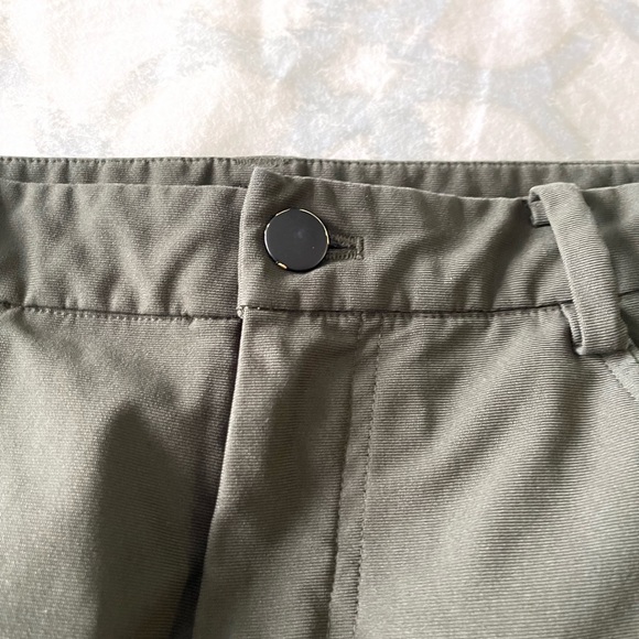 Lululemon ABC Classic-Fit Pant Warpstreme
Dark Olive Green 2022 M5ADES 36” x 32” - Picture 10 of 13